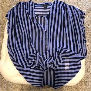 Sleeveless blouse knotted bottom